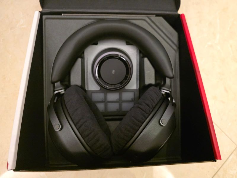 HyperX Cloud Alpha 2 unboxing, base station behind the headset